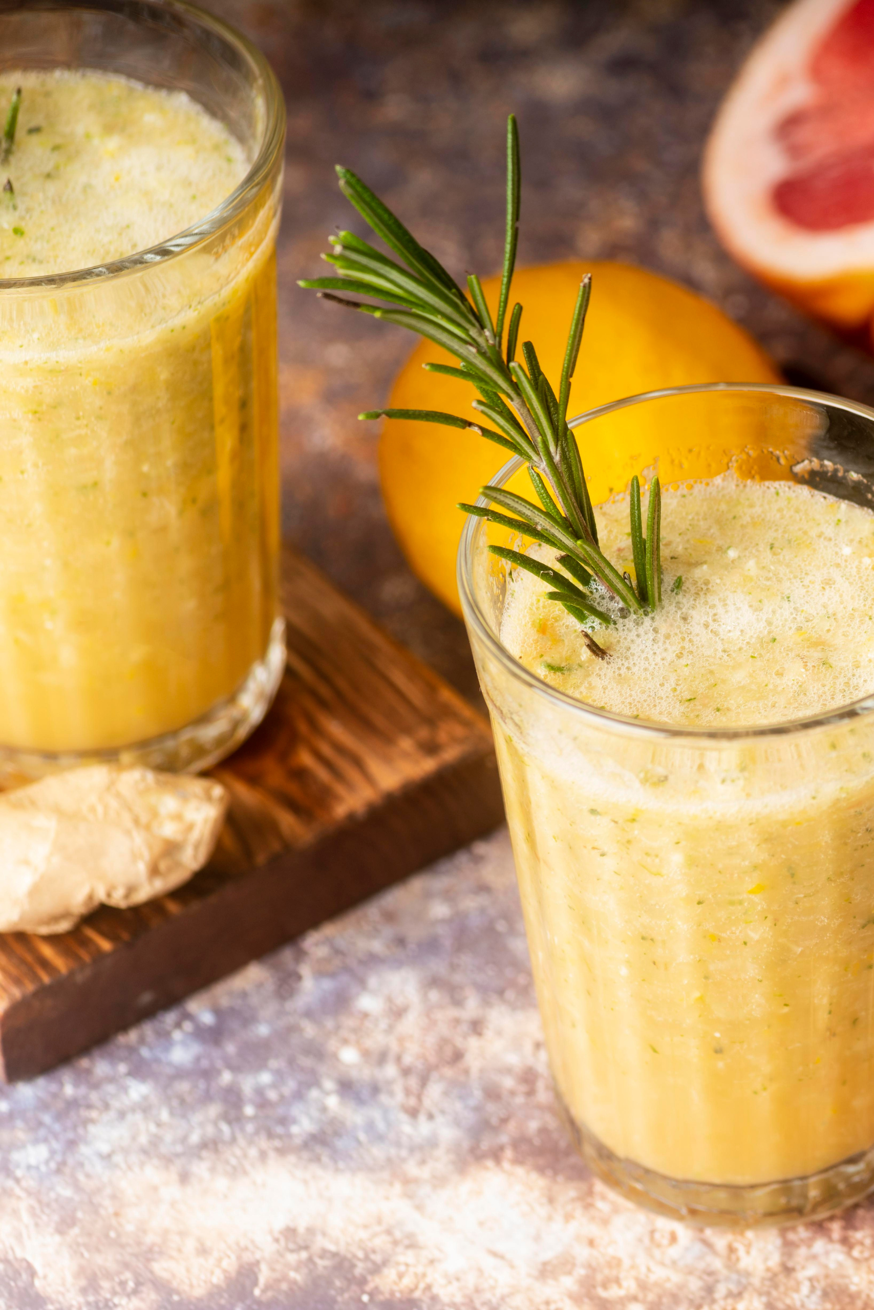 Jus de gingembre frais et piquant, idéal pour un boost d'énergie et une digestion saine.
