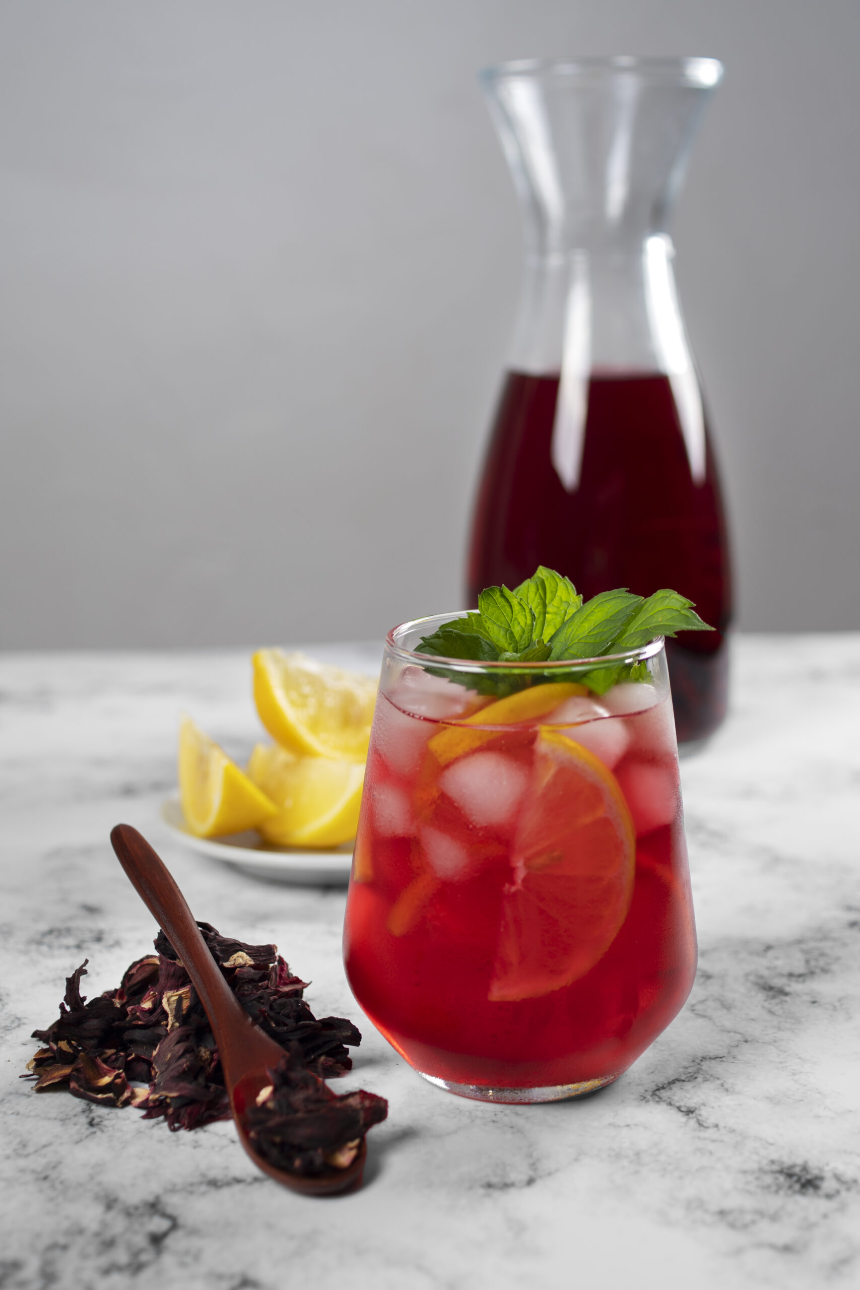Jus de bissap naturel et rafraîchissant, boisson traditionnelle d'Afrique de l'Ouest.